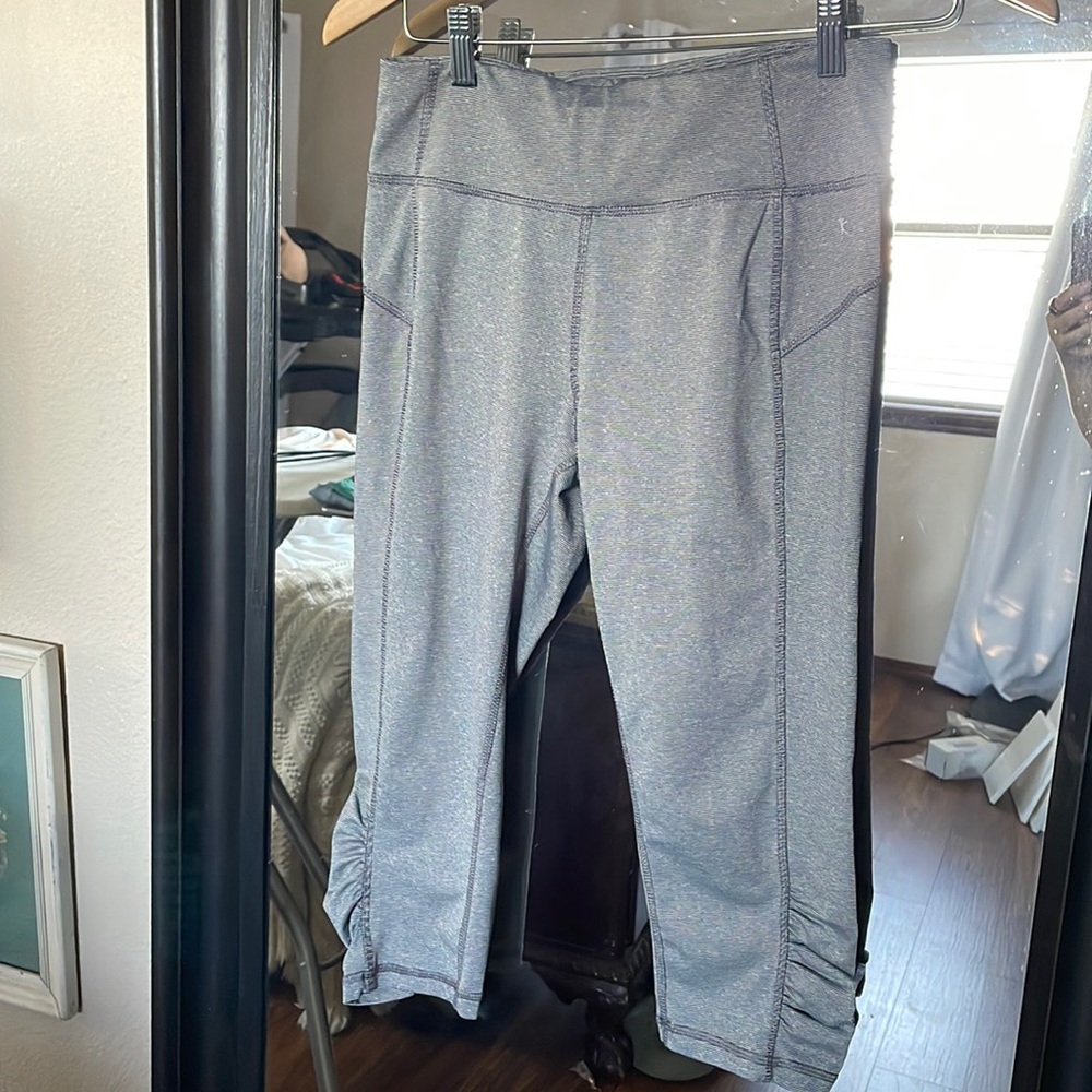 Danskin Now fitted leggings capri length small